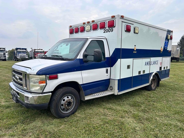 2008-ford-ambulance-image-1