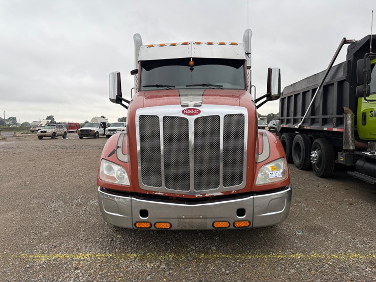 2015-peterbilt-579-image-2