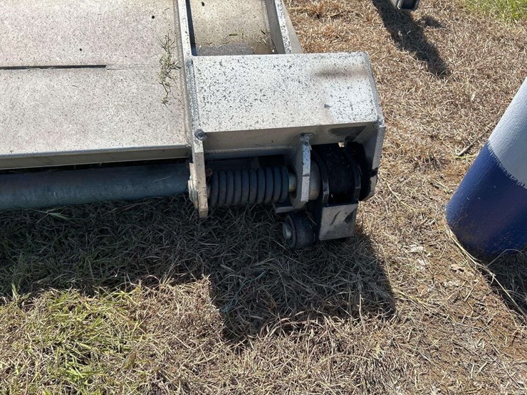 box-truck-hydraulic-tuck-away-lift-gate-image-8