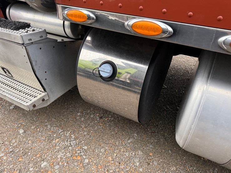 2015-peterbilt-579-image-21