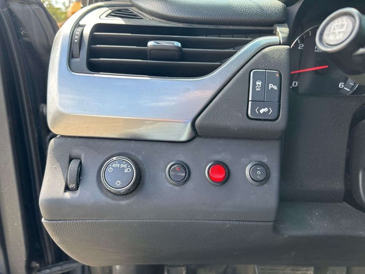 2017-chevrolet-tahoe-image-13