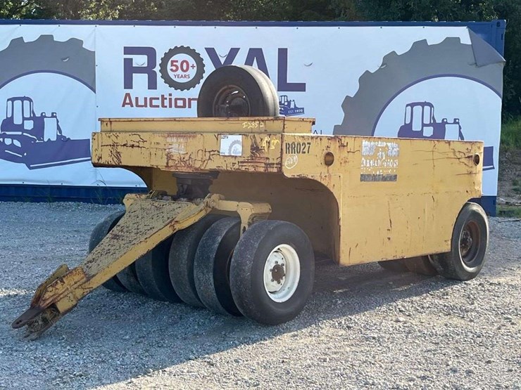 12-wheel-pneumatic-pull-behind-asphalt-compactor-image-1