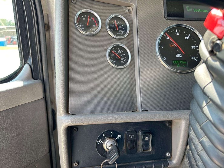 2011-kenworth-t300-image-14