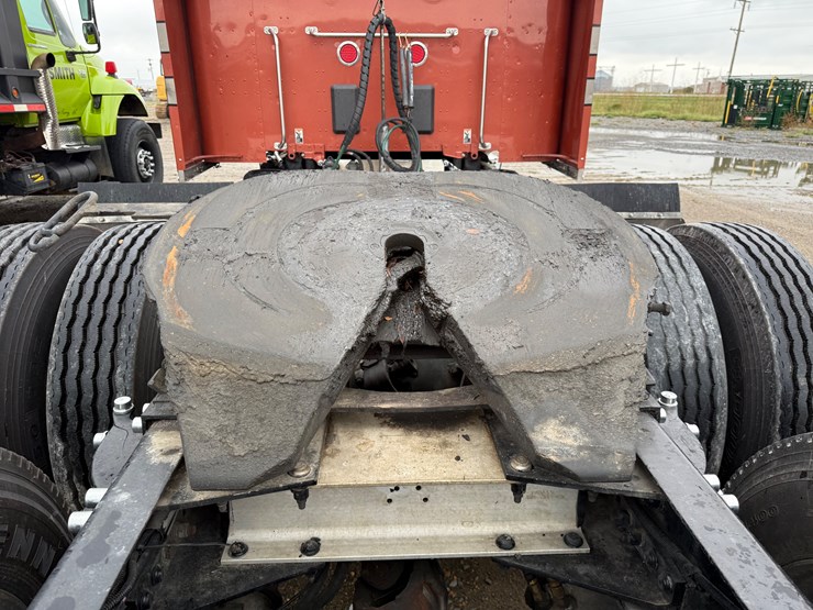 2015-peterbilt-579-image-9