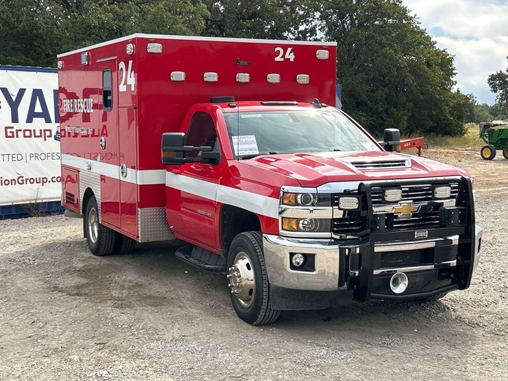 2017-chevrolet-silverado-3500hd-image-2