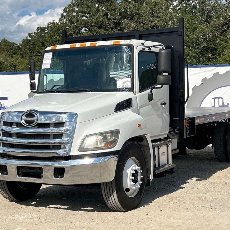 2017 HINO 268