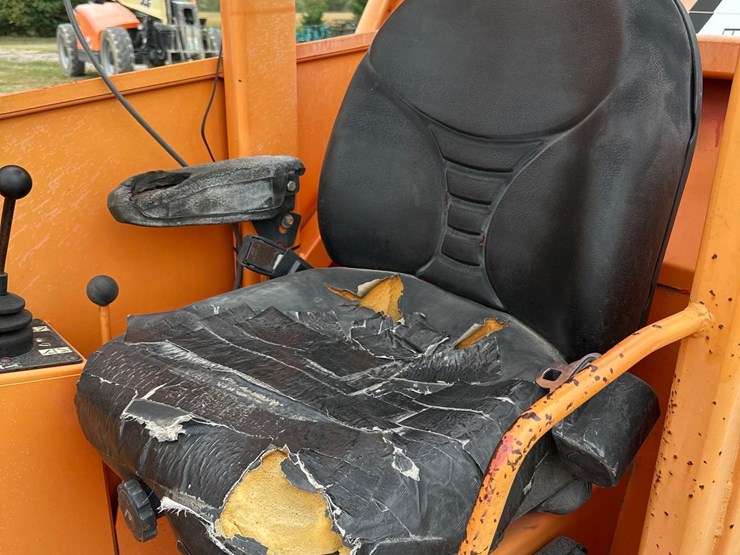 2005-jlg-8042-image-16