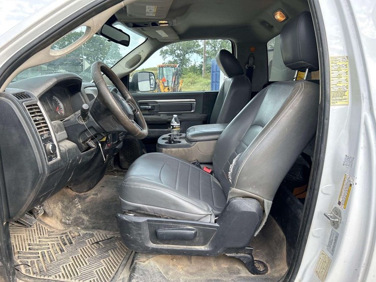 2015-ram-3500-enclosed-service-truck-image-12