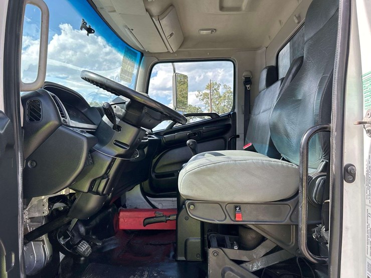 2017-hino-268-image-11
