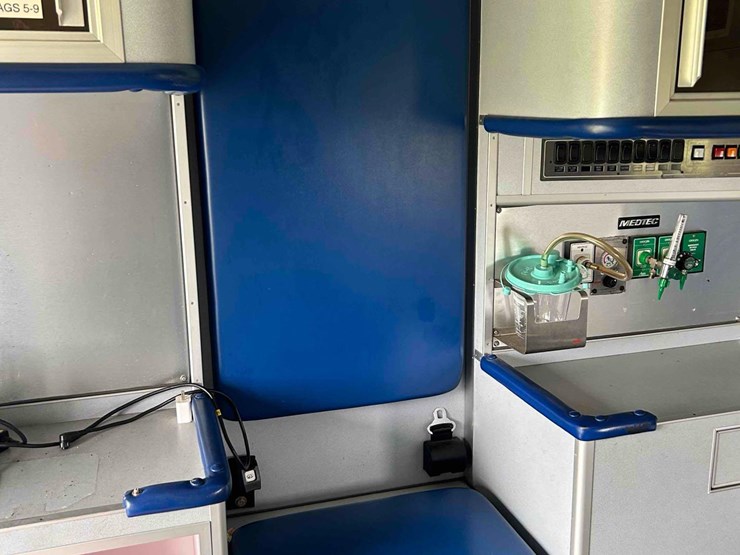 2008-ford-ambulance-image-20