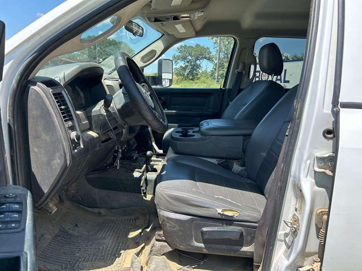 2017-ram-5500-chassis-crew-cab-reading-service-truck-image-12