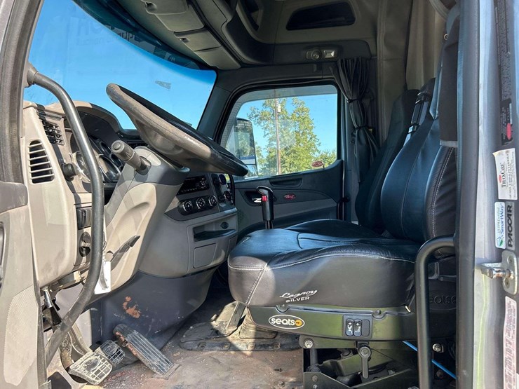 2015-peterbilt-579-image-11