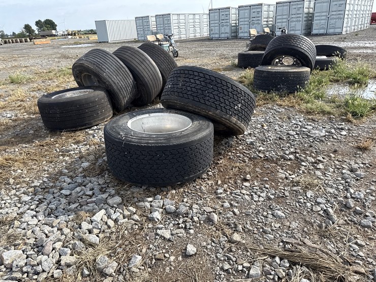 #5272-•-lot-of-(2)-445/50r22.5-tires-w/-rims-image-3