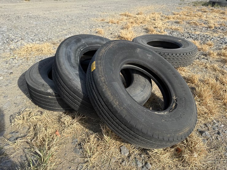 #5034-•-lot-of-(3)-miscellaneous-tires-image-1