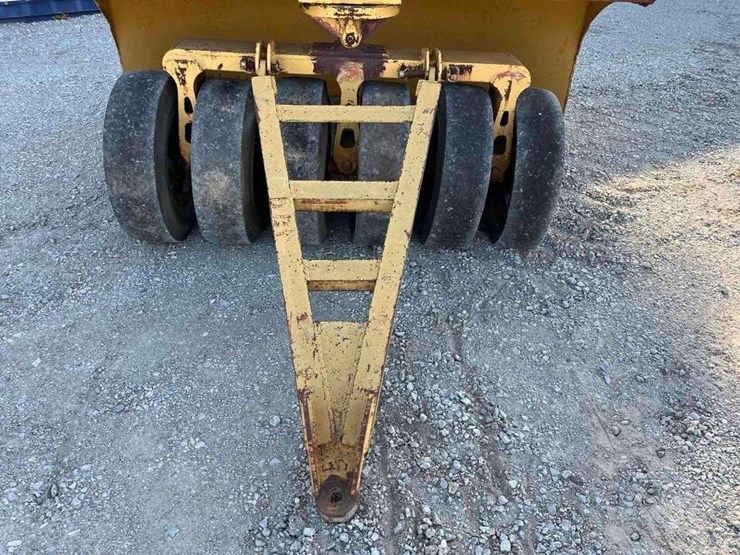 12-wheel-pneumatic-pull-behind-asphalt-compactor-image-7