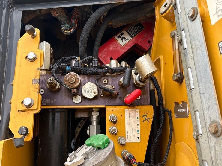 2016-john-deere-755k-crawler-loader-image-17