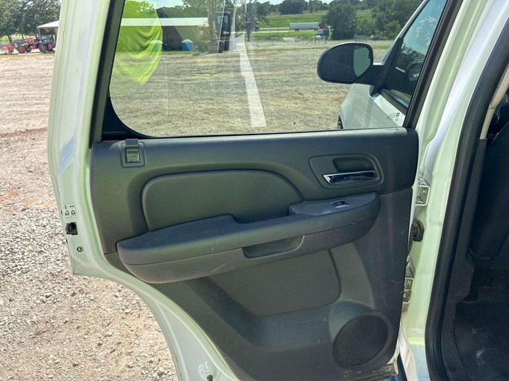 2010-chevrolet-tahoe-image-18