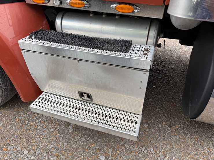 2015-peterbilt-579-image-22