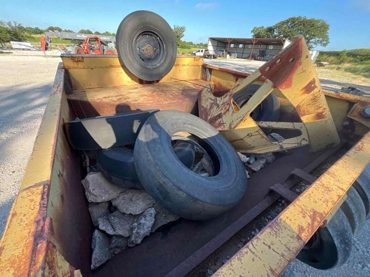12-wheel-pneumatic-pull-behind-asphalt-compactor-image-5