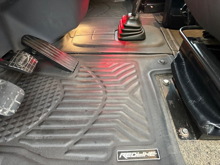 2015-peterbilt-579-image-47