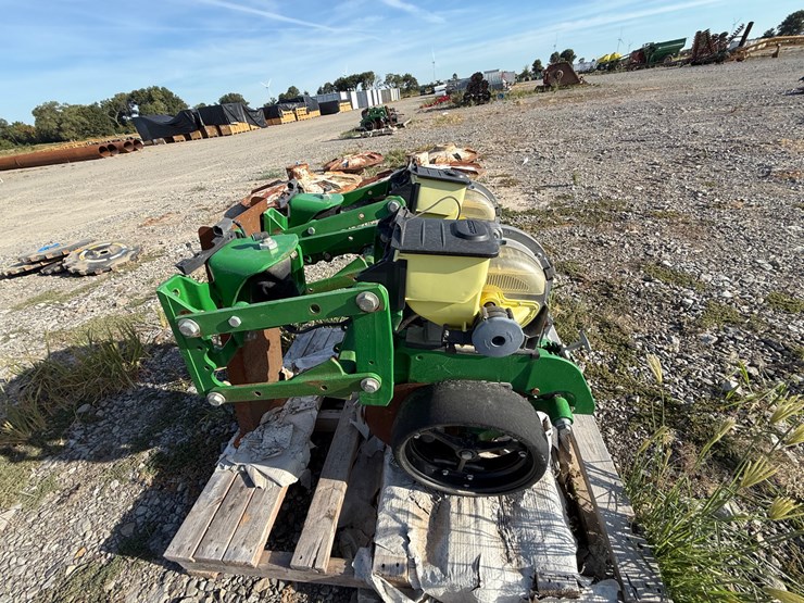 #9790-•-john-deere-twin-row-planter-unit-image-8