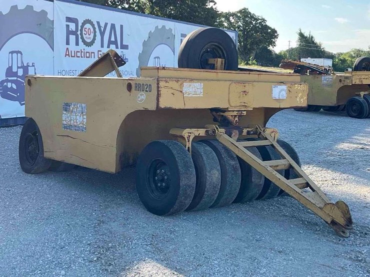 12-wheel-pneumatic-pull-behind-asphalt-compactor-image-4