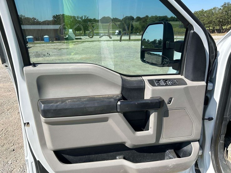 2021-ford-f250-xl-image-10
