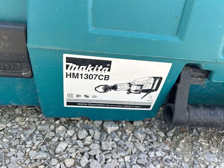 2017-makita-hm1307cb-35lb-demolition-hammer-image-3
