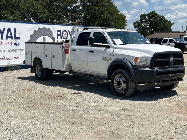 2017-ram-5500-chassis-crew-cab-reading-service-truck-image-4