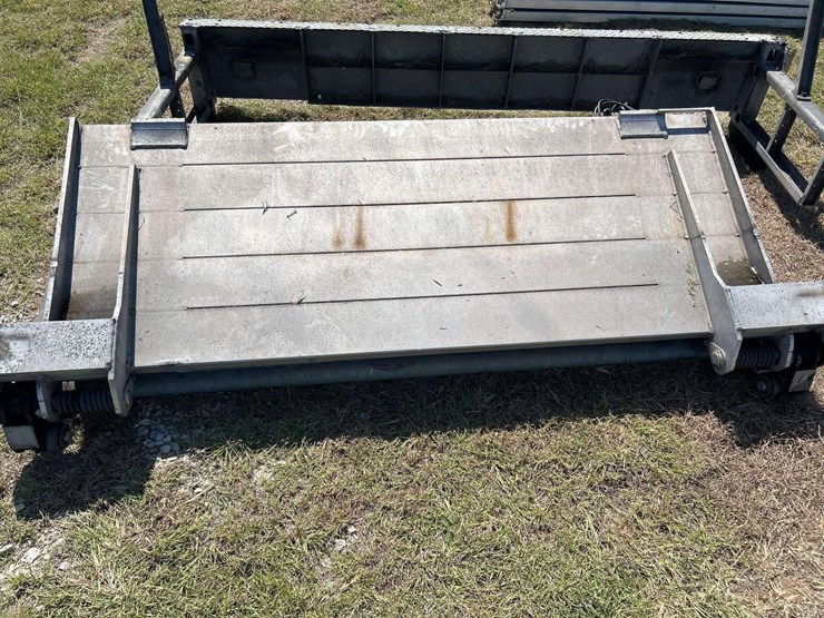 box-truck-hydraulic-tuck-away-lift-gate-image-6