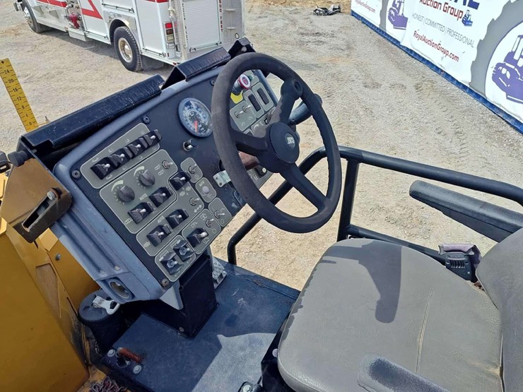 2013-caterpillar-ap-500e-image-26
