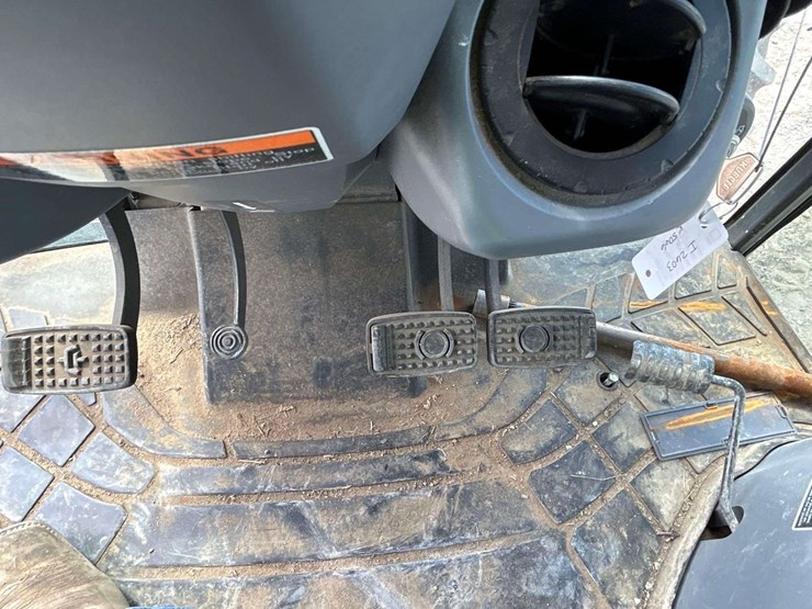 2017-kubota-m5-111d-image-21