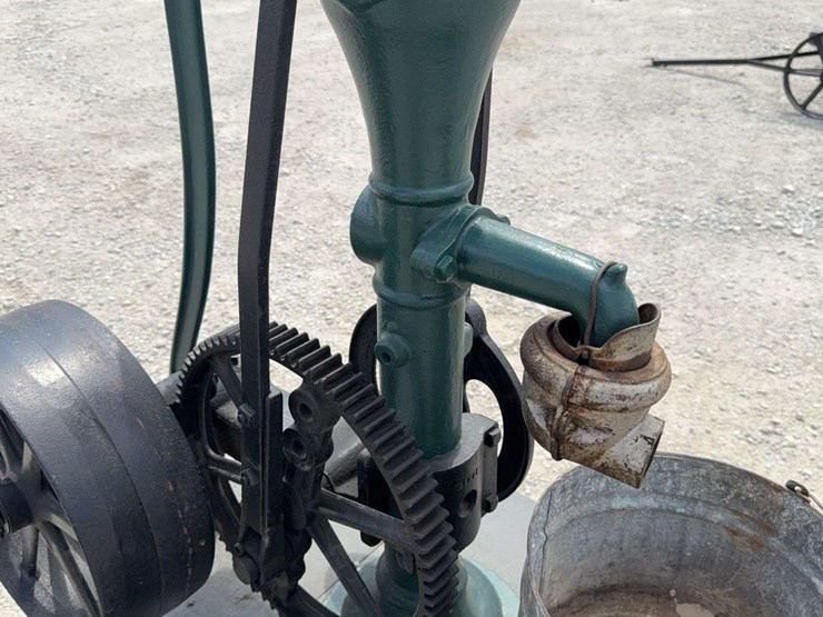 red-jacket-hand-pump-with-flywheel-drive,-demonstration-piece-image-11