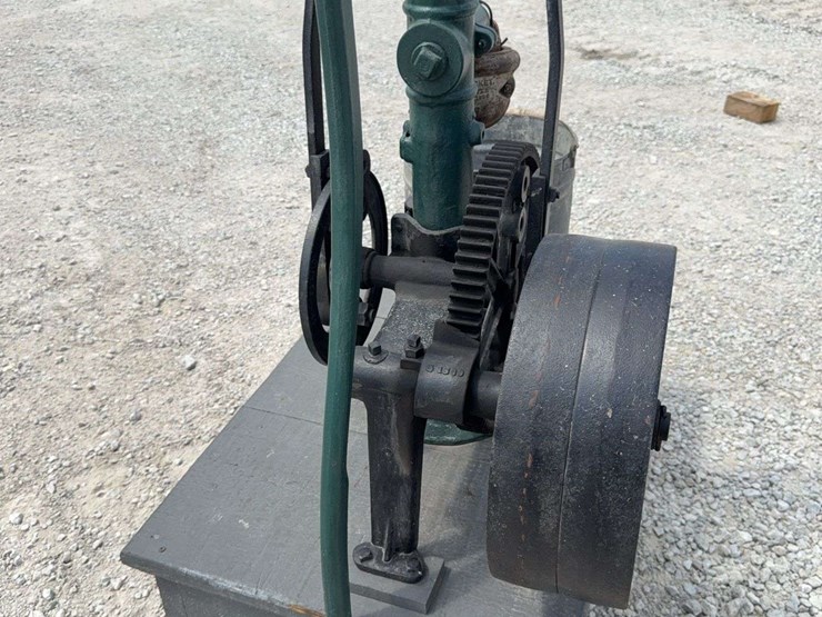 red-jacket-hand-pump-with-flywheel-drive,-demonstration-piece-image-17