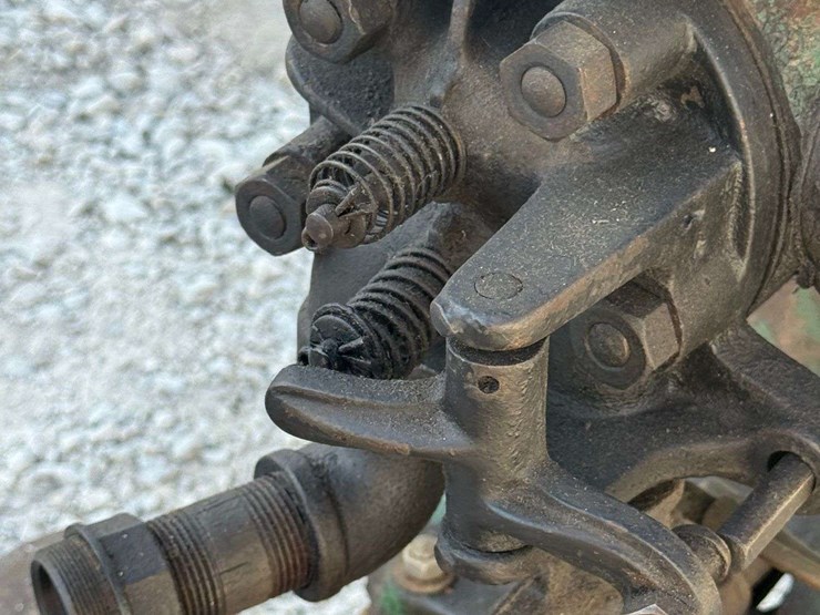 hercules-1½-hp-hit-&-miss-engine-on-truck-image-12