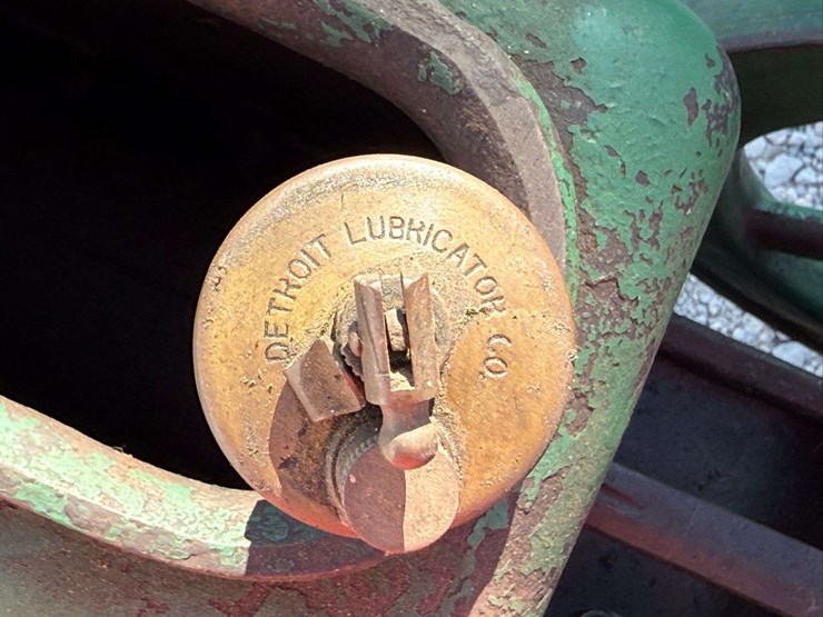 hercules-1½-hp-hit-&-miss-engine-on-truck-image-16