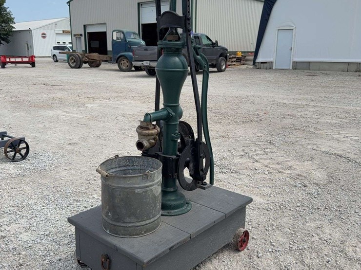 red-jacket-hand-pump-with-flywheel-drive,-demonstration-piece-image-6
