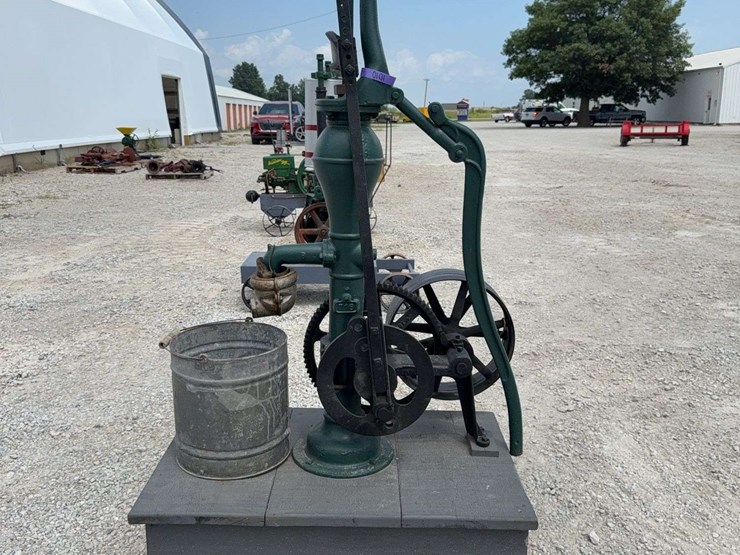 red-jacket-hand-pump-with-flywheel-drive,-demonstration-piece-image-5