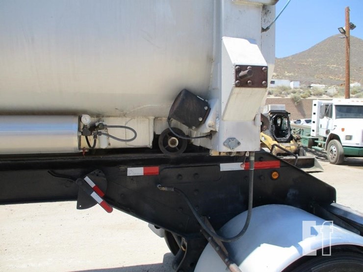 2002-peterbilt-365-image-8