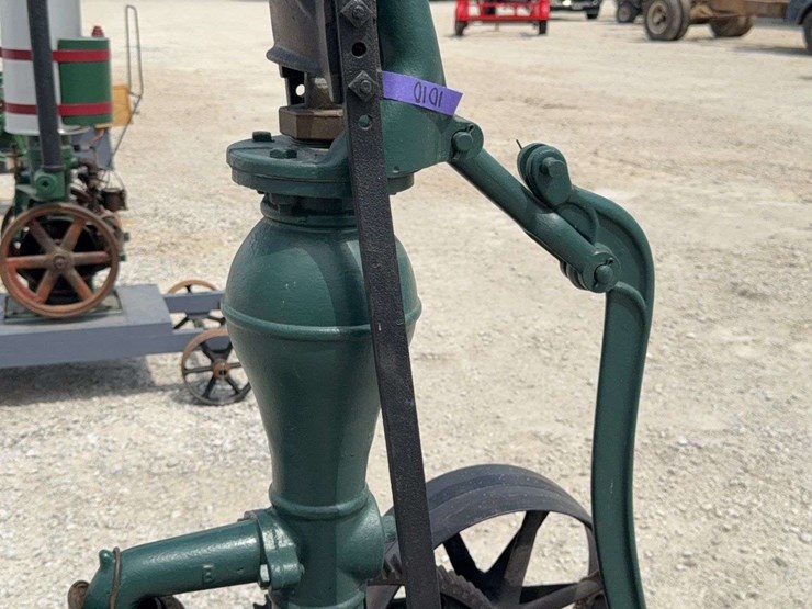 red-jacket-hand-pump-with-flywheel-drive,-demonstration-piece-image-25