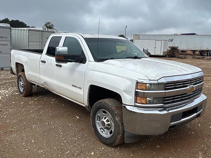 2015-chevrolet-silverado-2500hd-image-2