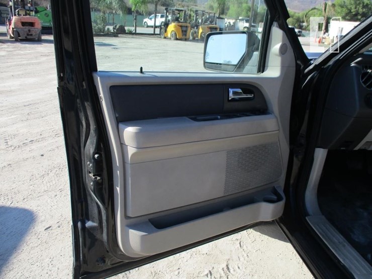 2010-ford-expedition-image-13