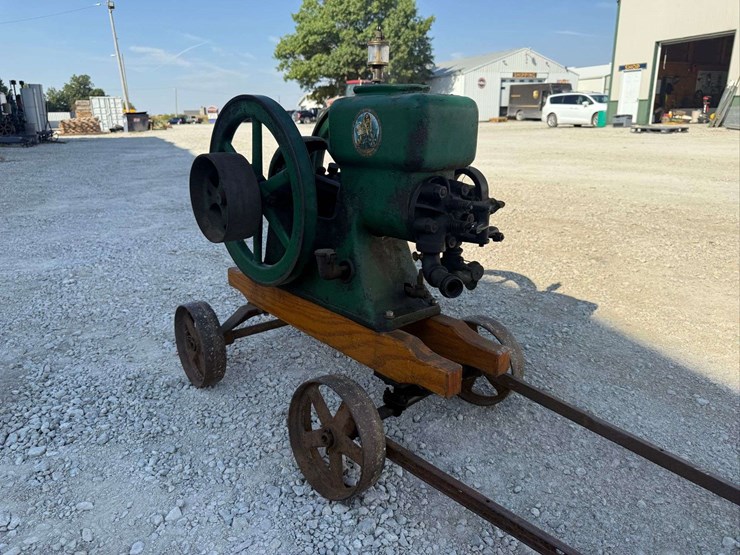 hercules-1½-hp-hit-&-miss-engine-on-truck-image-30