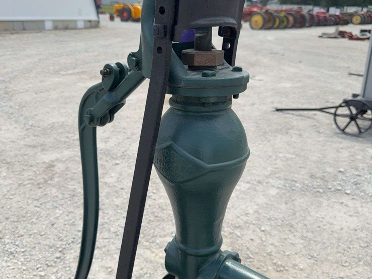 red-jacket-hand-pump-with-flywheel-drive,-demonstration-piece-image-10