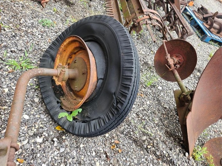#2068-•-allis-chalmers-2b-pull-plow-image-17