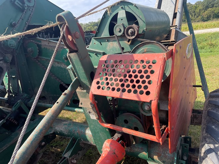 #1032-•-new-idea-(2)-row-corn-picker-image-17