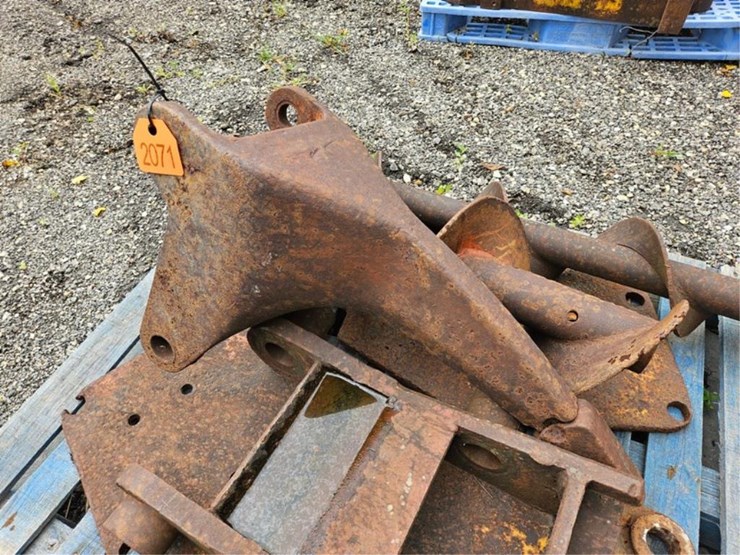 #2071-•-excavator-frost-tooth,-auger-&-plates-image-9