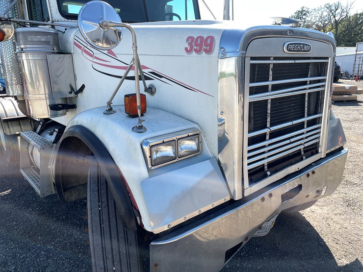1999-freightliner-108sd-image-16