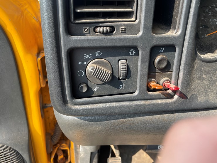 #1007-•-2004-chevy-2500-hd-(has-wi-title)-image-39