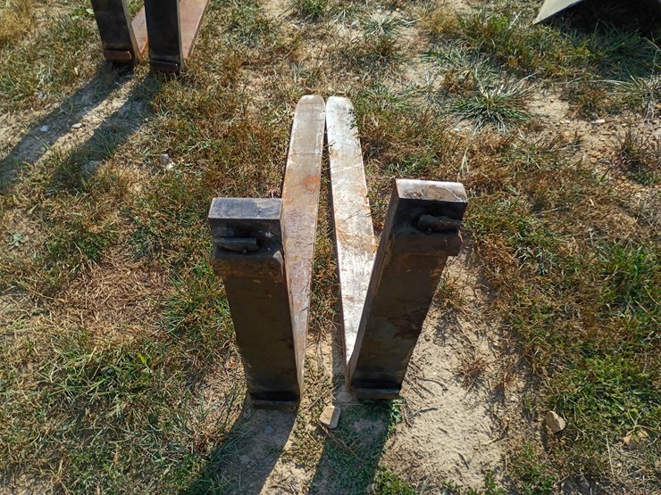 #104-•-set-of-42"-pallet-forks-image-3